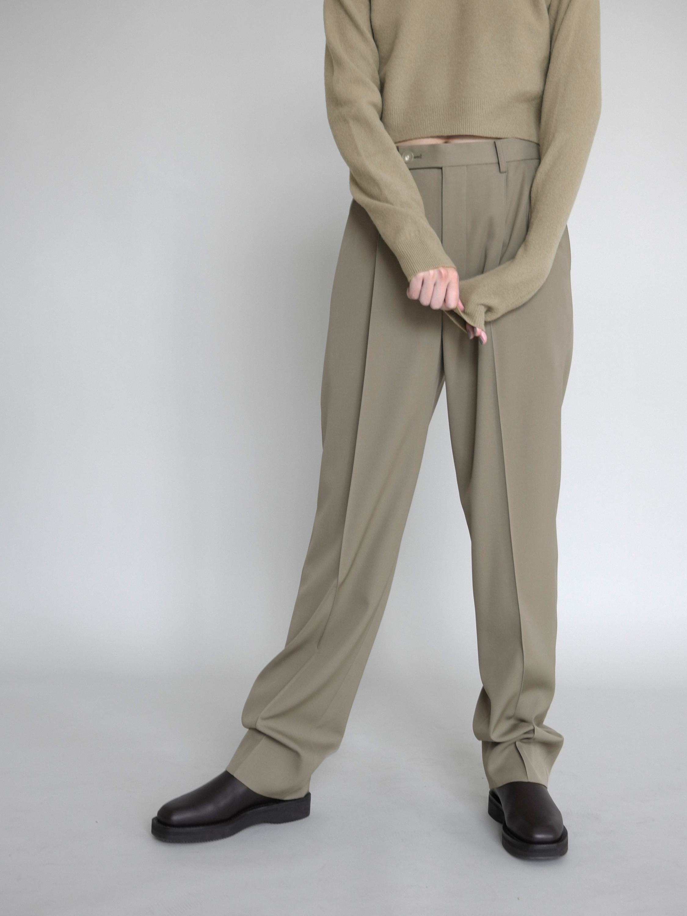 AURALEE LIGHT WOOL MAX GABARDINE SLACKS | gulatilaw.com