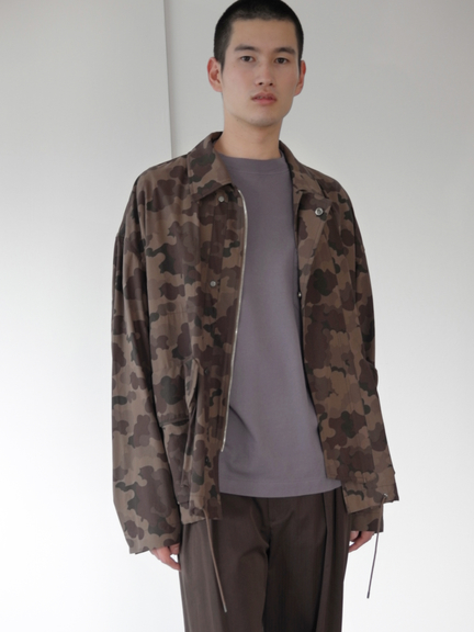 AURALEE WASHED FINX CAMO TWILL GABA BL acheral.com.ar